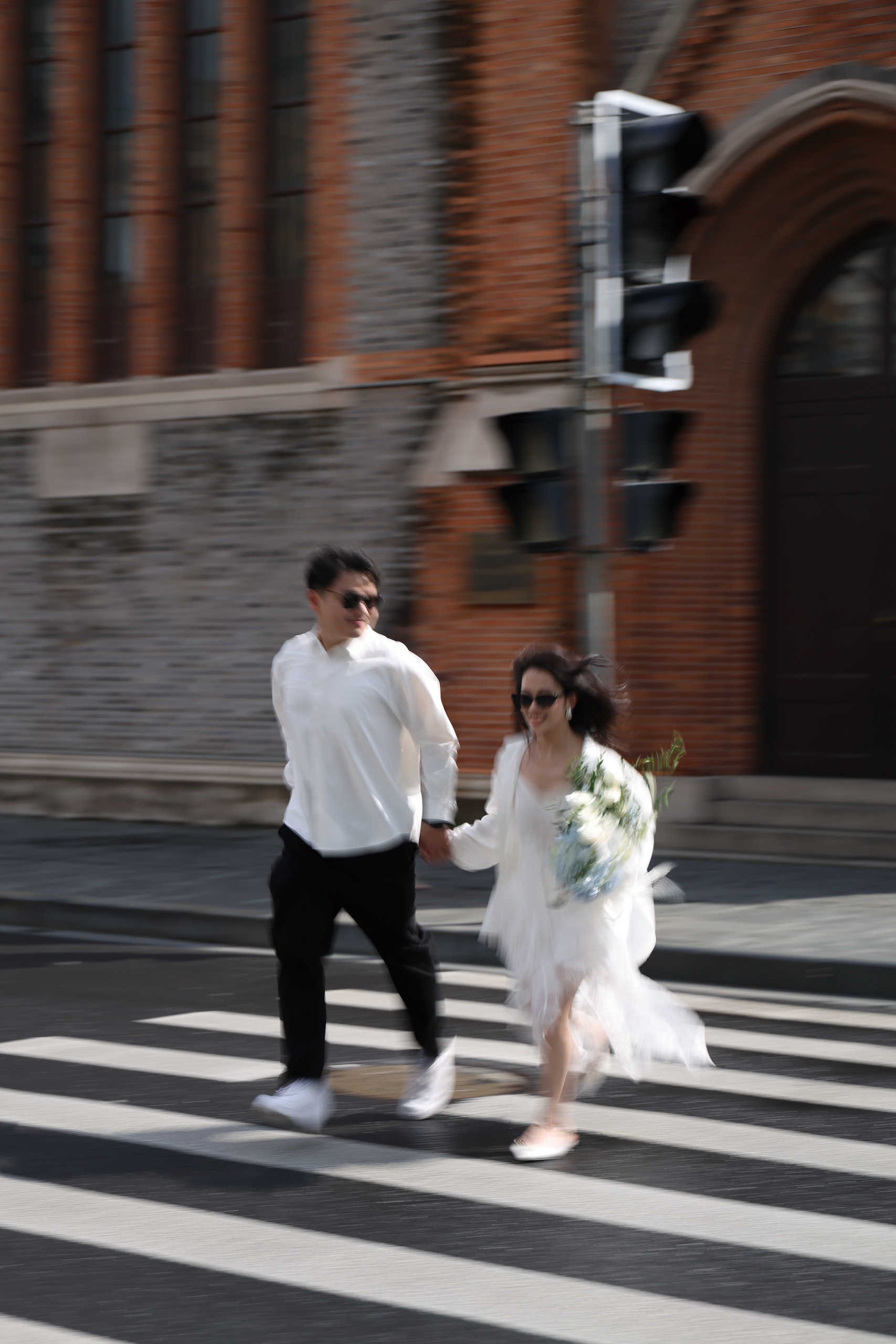 Paras 和 Qing 牵手走过街头